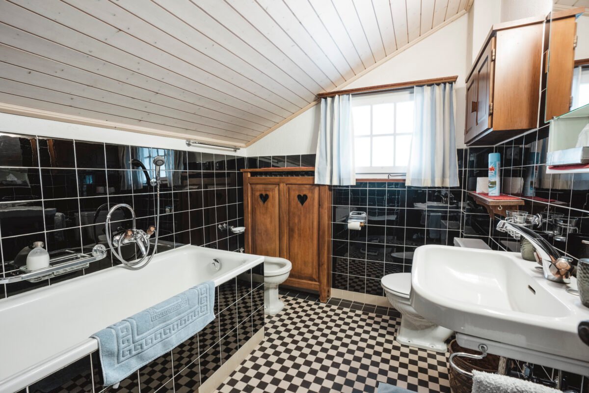 Each room in Chalet Turquino has private bathroom with a bathtub – and breathtaking views of the Matterhorn.